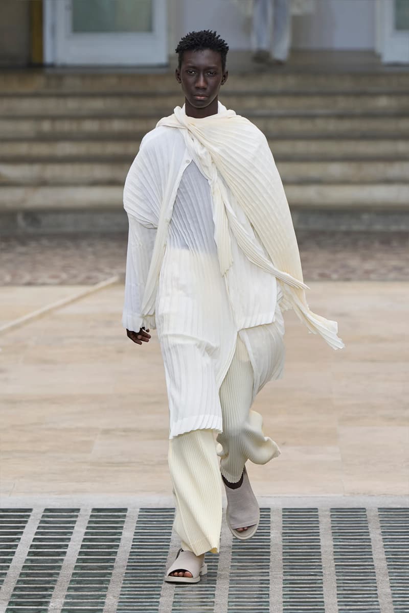 HOMME PLISSÉ ISSEY MIYAKE Embodies the Movement of Wind for SS25 Paris Fashion Week Collection Info