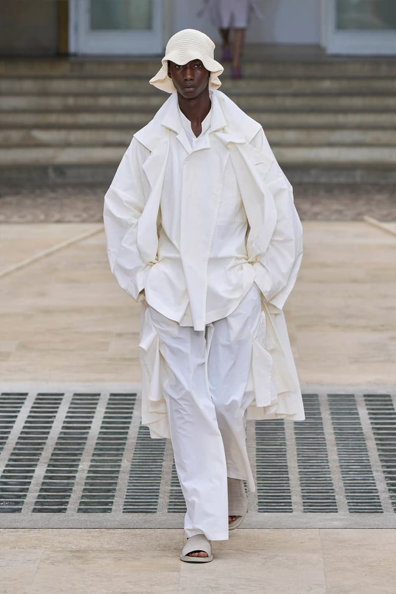 HOMME PLISSÉ ISSEY MIYAKE Embodies the Movement of Wind for SS25 Paris Fashion Week Collection Info