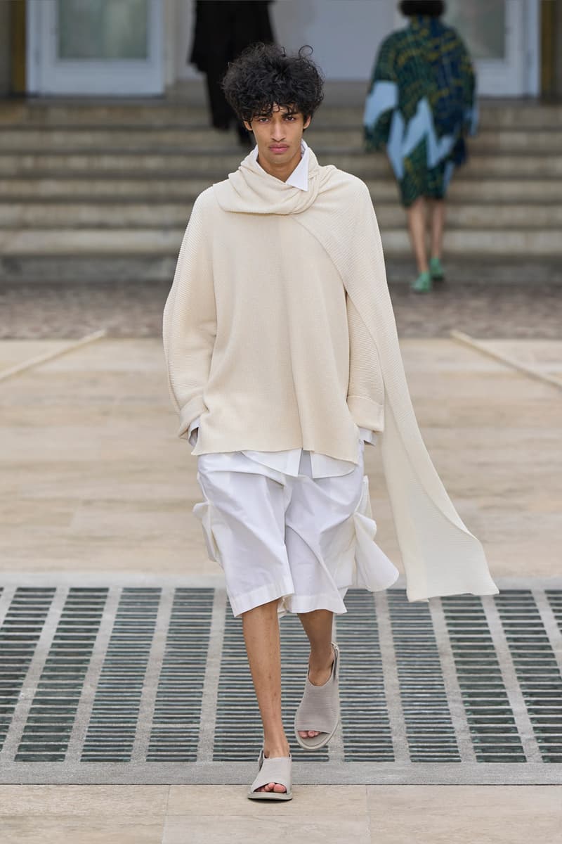 HOMME PLISSÉ ISSEY MIYAKE Embodies the Movement of Wind for SS25 Paris Fashion Week Collection Info