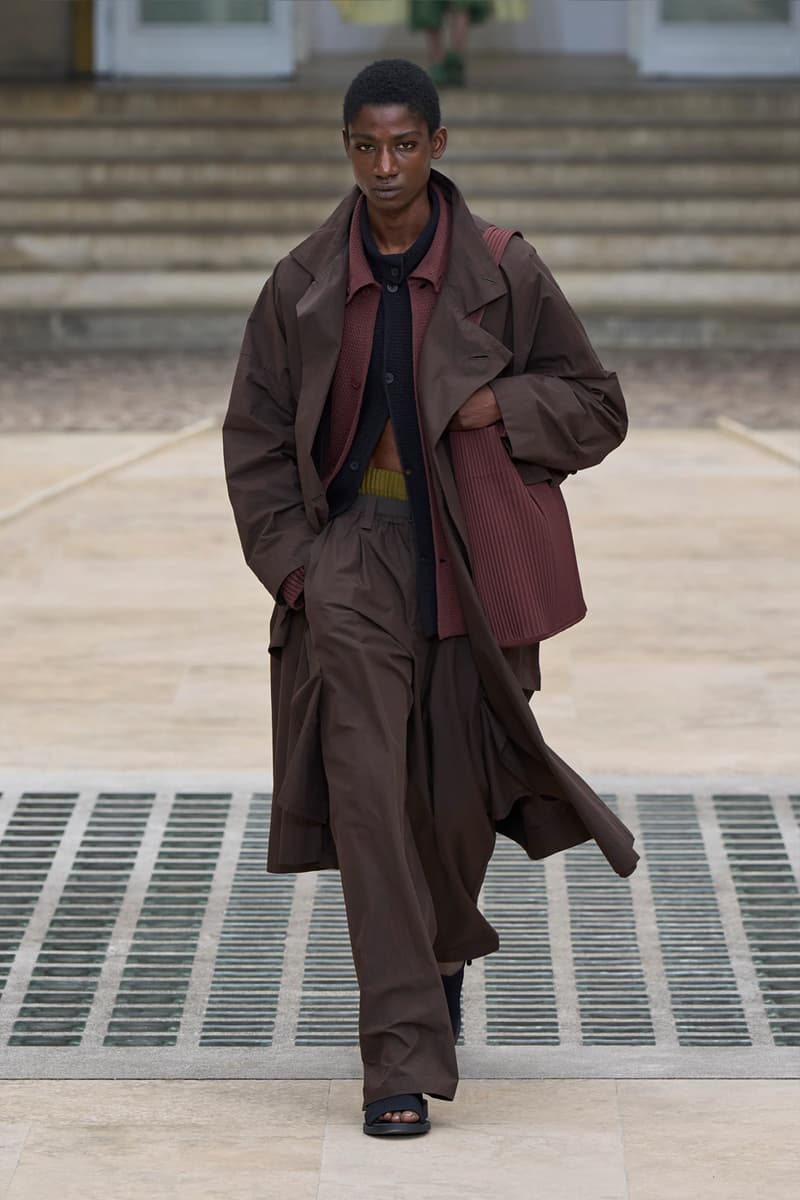 HOMME PLISSÉ ISSEY MIYAKE Embodies the Movement of Wind for SS25 Paris Fashion Week Collection Info