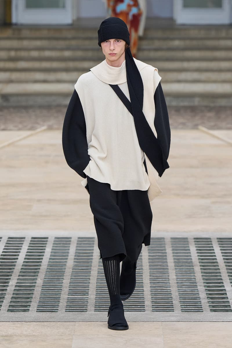 HOMME PLISSÉ ISSEY MIYAKE Embodies the Movement of Wind for SS25 Paris Fashion Week Collection Info