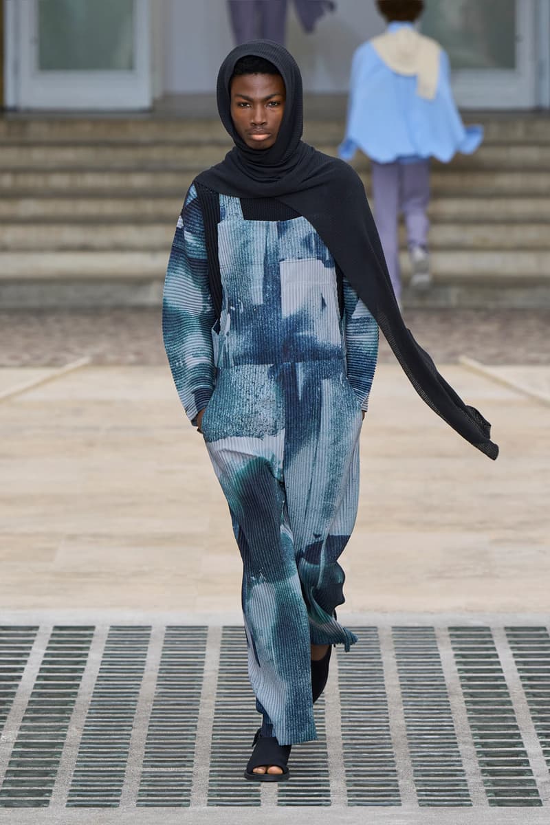 HOMME PLISSÉ ISSEY MIYAKE Embodies the Movement of Wind for SS25 Paris Fashion Week Collection Info