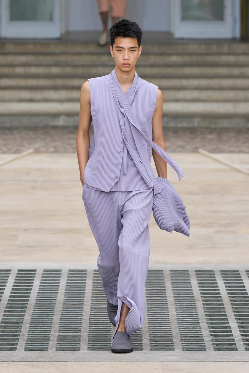 HOMME PLISSÉ ISSEY MIYAKE Embodies the Movement of Wind for SS25 Paris Fashion Week Collection Info