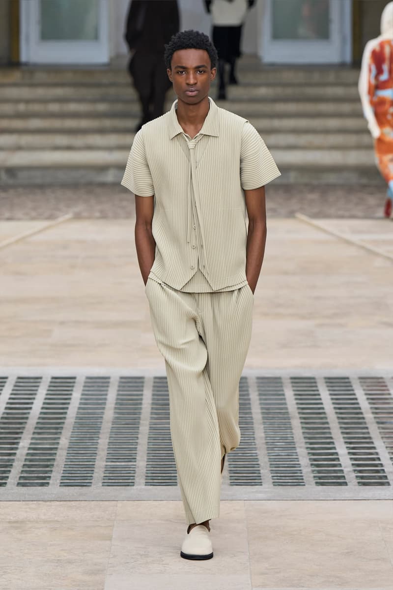 HOMME PLISSÉ ISSEY MIYAKE Embodies the Movement of Wind for SS25 Paris Fashion Week Collection Info