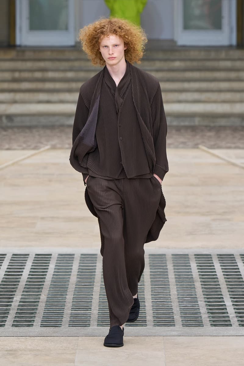 HOMME PLISSÉ ISSEY MIYAKE Embodies the Movement of Wind for SS25 Paris Fashion Week Collection Info