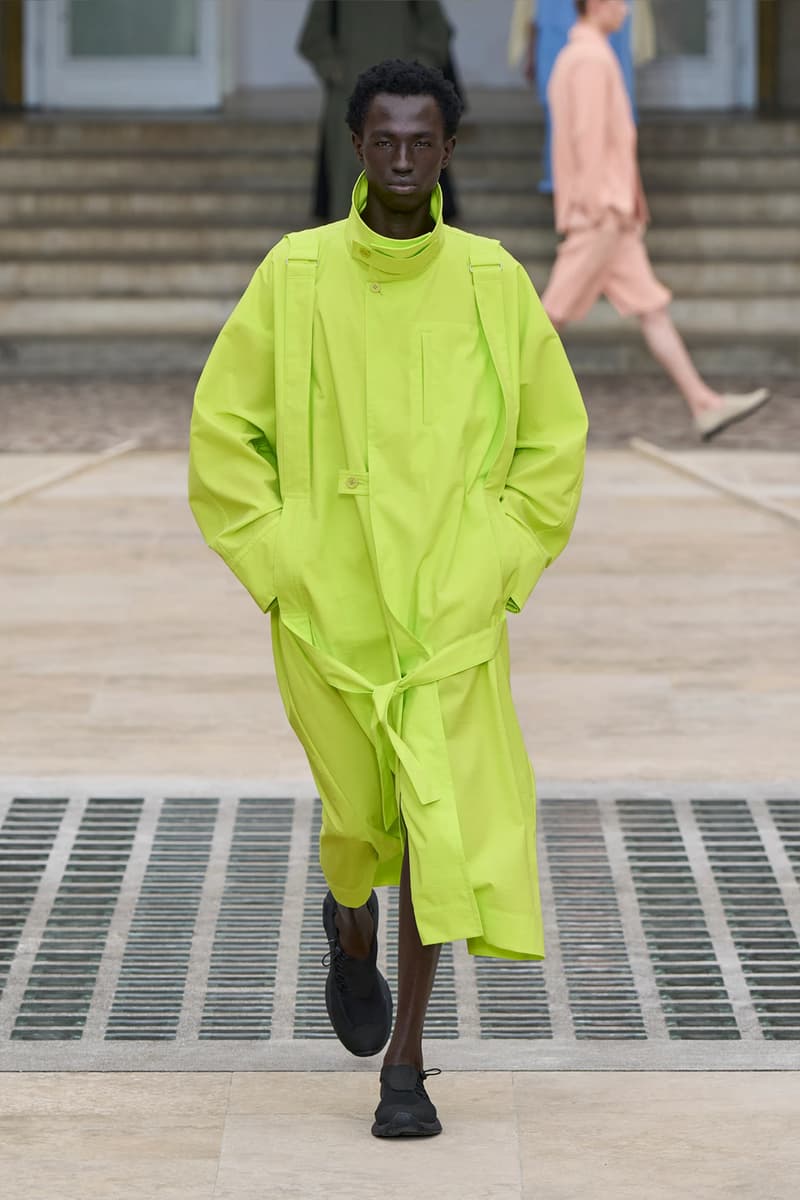 HOMME PLISSÉ ISSEY MIYAKE Embodies the Movement of Wind for SS25 Paris Fashion Week Collection Info