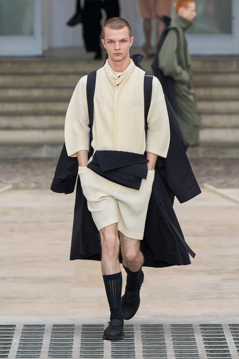 HOMME PLISSÉ ISSEY MIYAKE Embodies the Movement of Wind for SS25 Paris Fashion Week Collection Info