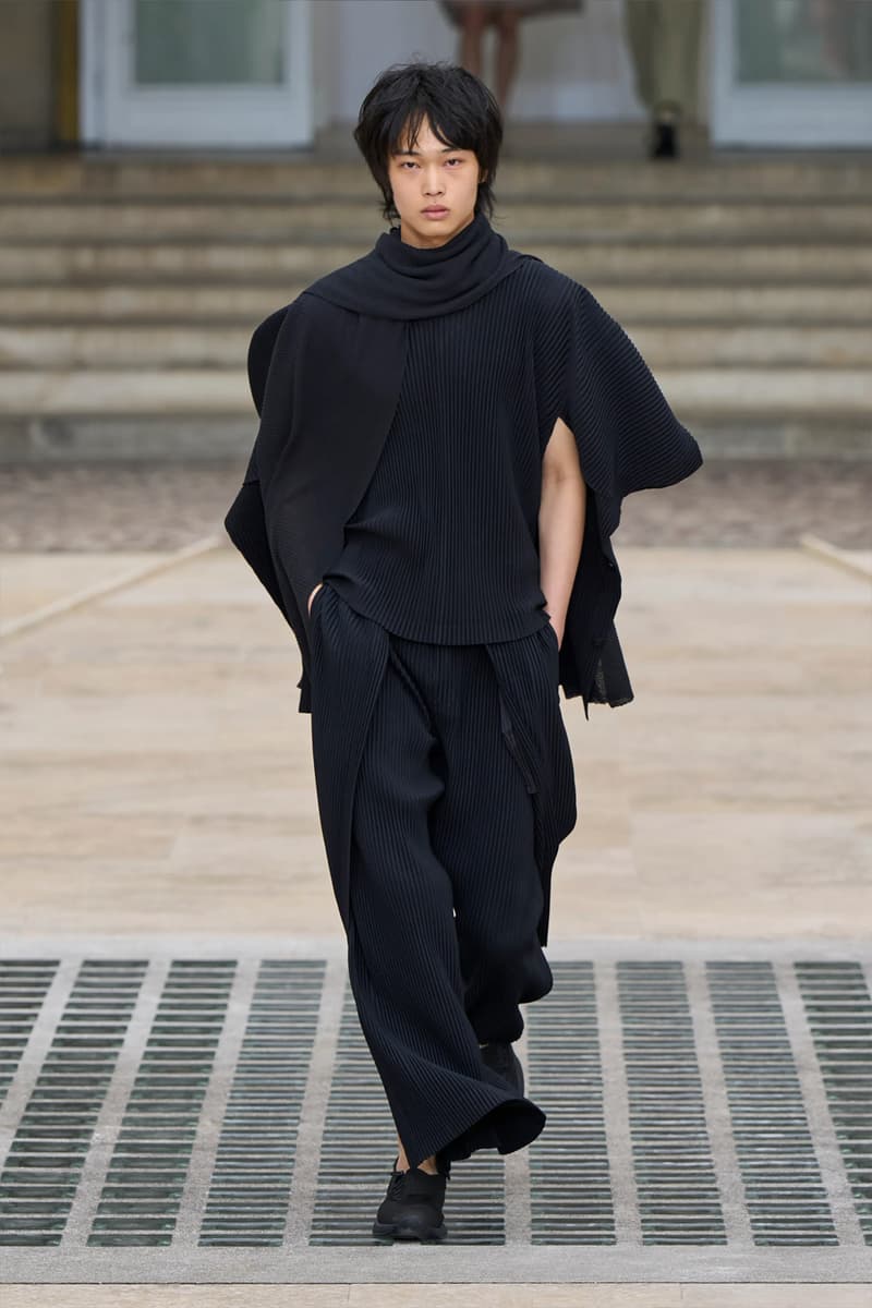 HOMME PLISSÉ ISSEY MIYAKE Embodies the Movement of Wind for SS25 Paris Fashion Week Collection Info