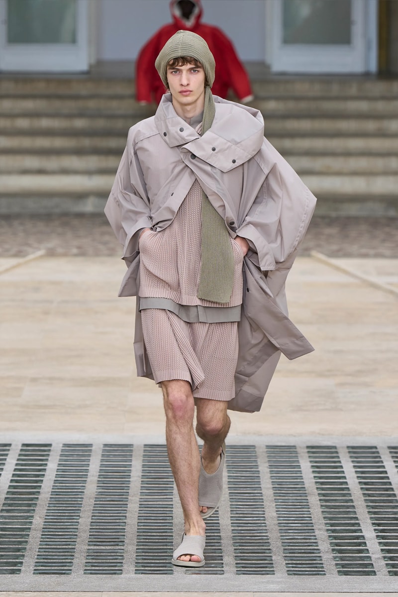 HOMME PLISSÉ ISSEY MIYAKE Embodies the Movement of Wind for SS25 Paris Fashion Week Collection Info
