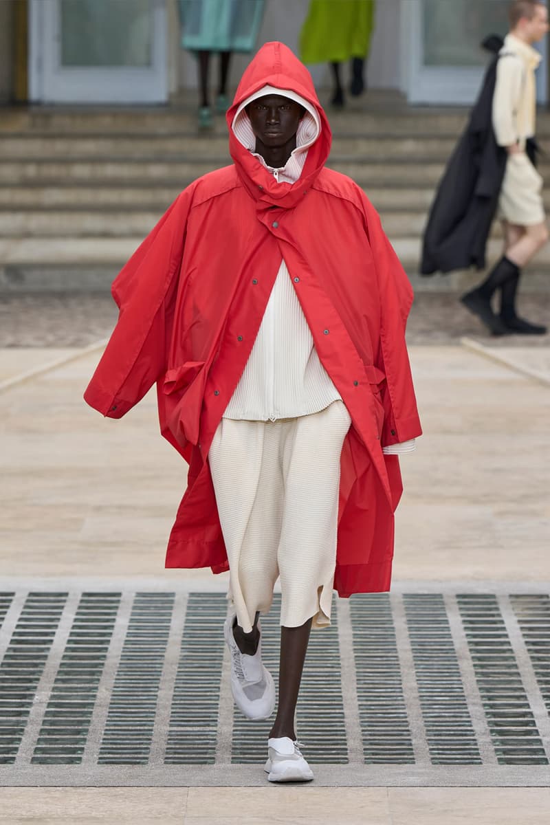 HOMME PLISSÉ ISSEY MIYAKE Embodies the Movement of Wind for SS25 Paris Fashion Week Collection Info