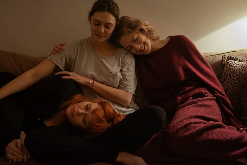 Netflix объявляет дату выхода фильма «Три его дочери» с Наташей Лайонн, Элизабет Олсен и Кэрри Кун в главных ролях