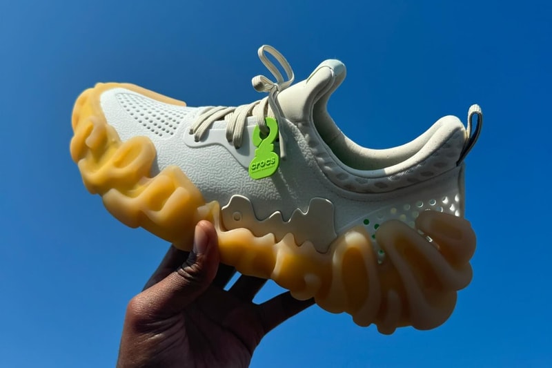 Salehe Bembury Crocs Pollex Juniper "Tahini" Раскрыт первый фирменный змеевидный гуава ранние изображения полупрозрачная жевательная резинка дата выпуска информация фото