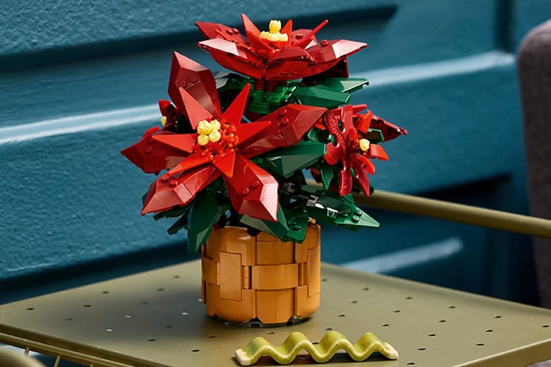 The LEGO Icons Botanical Collections Grows With New Wreath and Poinsettia Sets