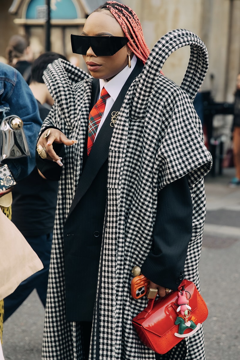 London Fashion Week Street Style SS25 mains simone rocha crocs burberry jw anderson