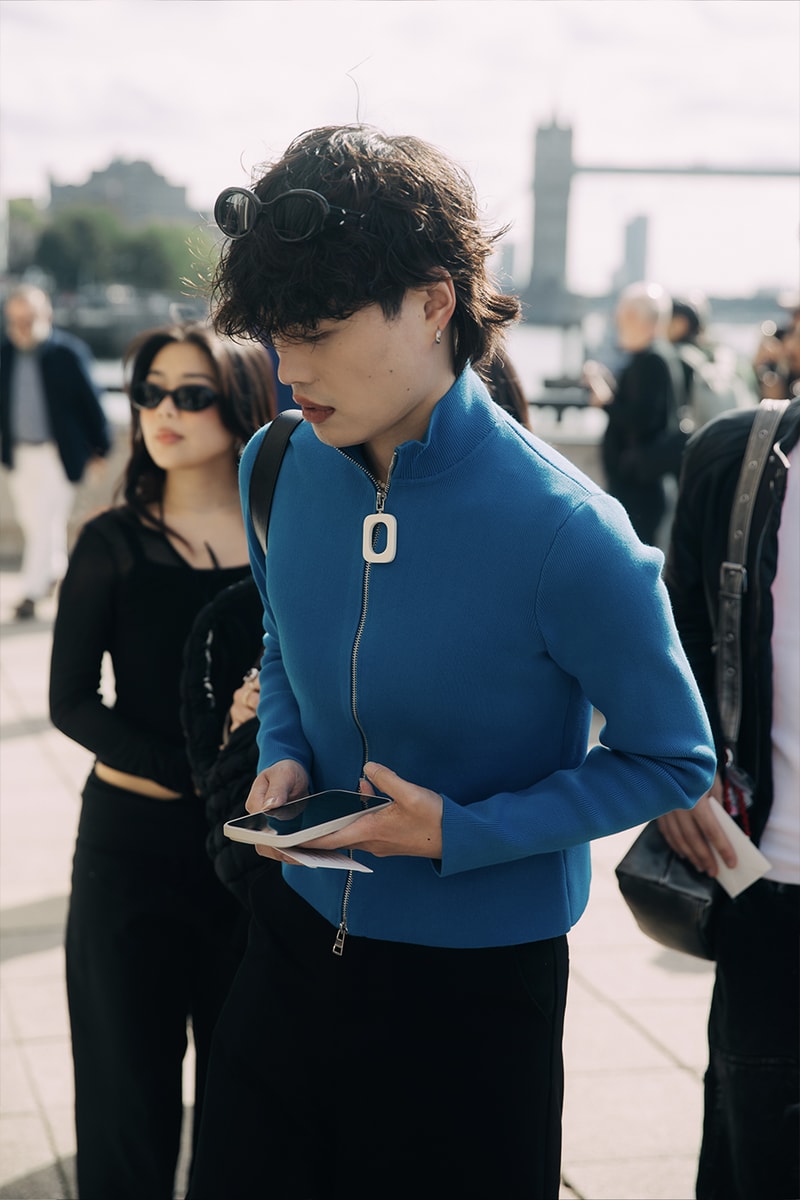 London Fashion Week Street Style SS25 mains simone rocha crocs burberry jw anderson