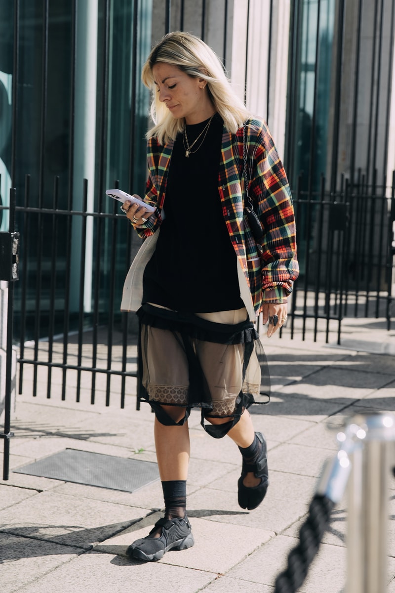 London Fashion Week Street Style SS25 mains simone rocha crocs burberry jw anderson