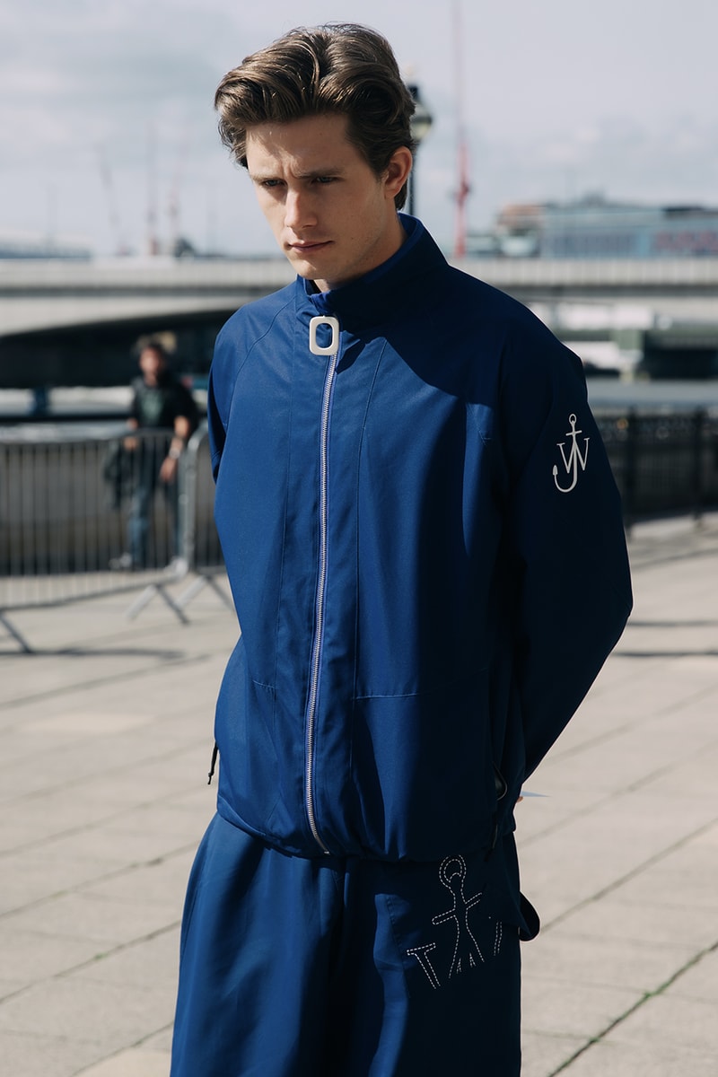London Fashion Week Street Style SS25 mains simone rocha crocs burberry jw anderson