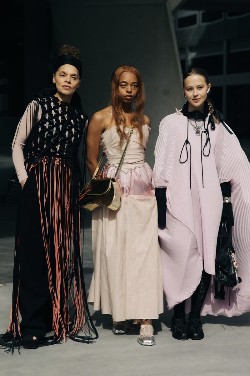 London Fashion Week Street Style SS25 mains simone rocha crocs burberry jw anderson