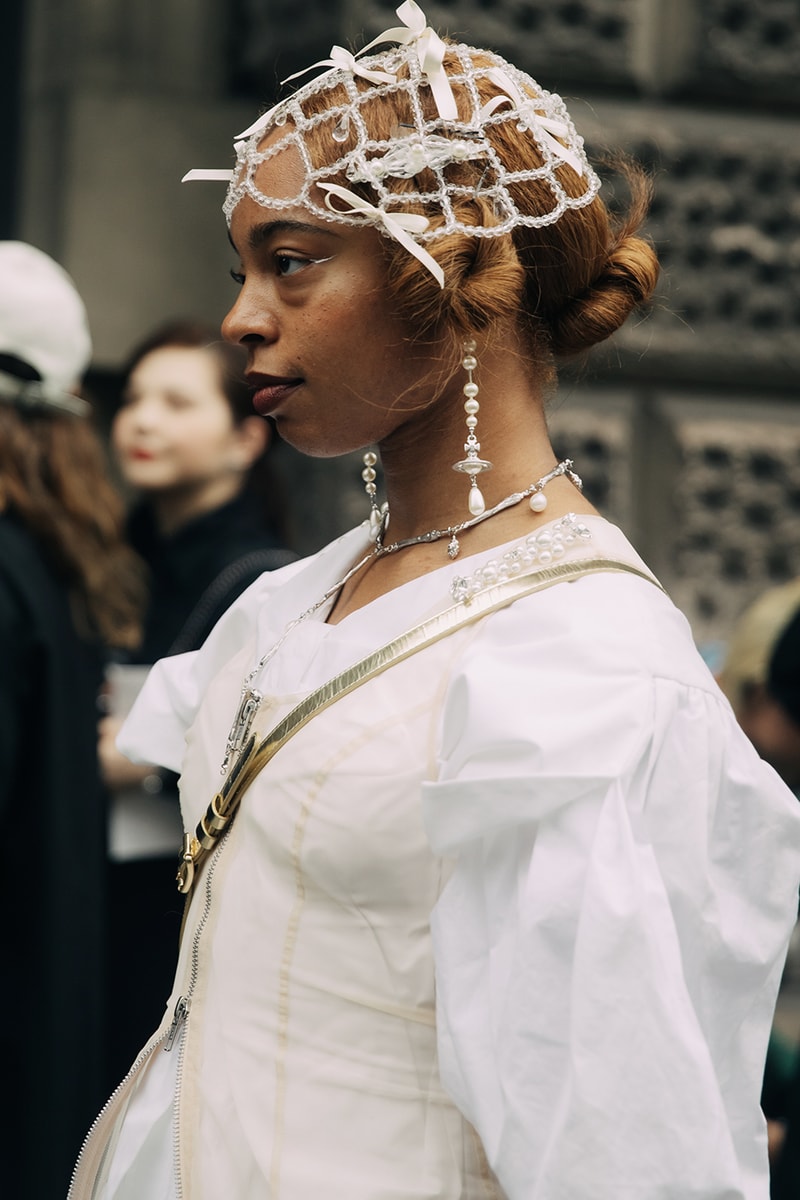 London Fashion Week Street Style SS25 mains simone rocha crocs burberry jw anderson