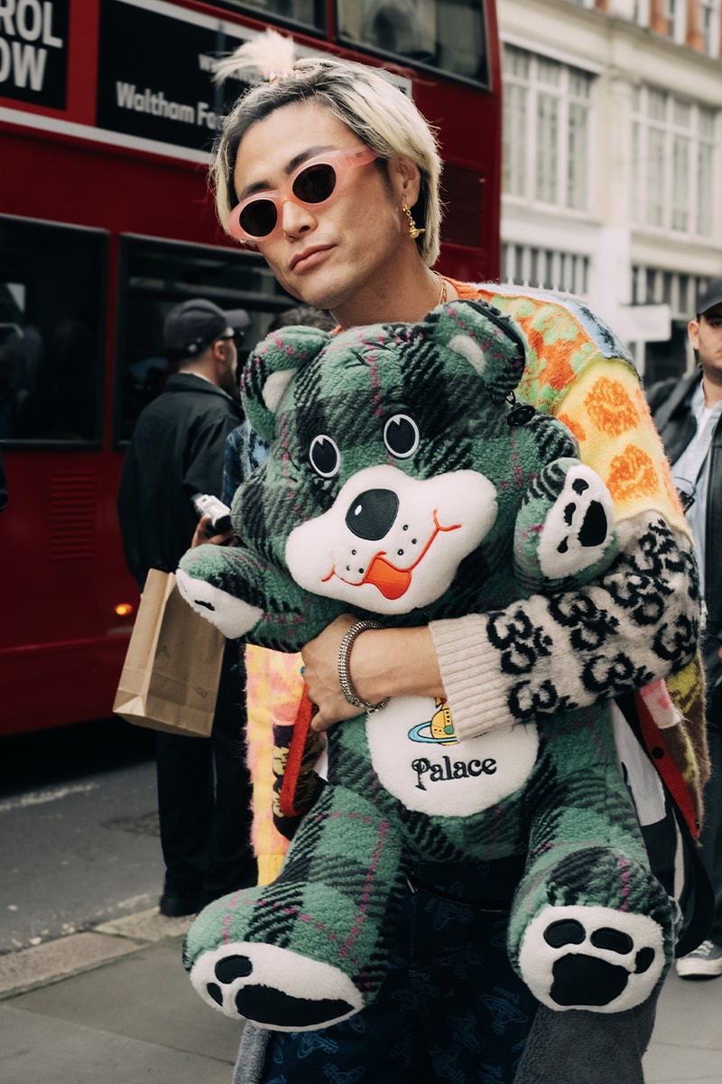 London Fashion Week Street Style SS25 mains simone rocha crocs burberry jw anderson
