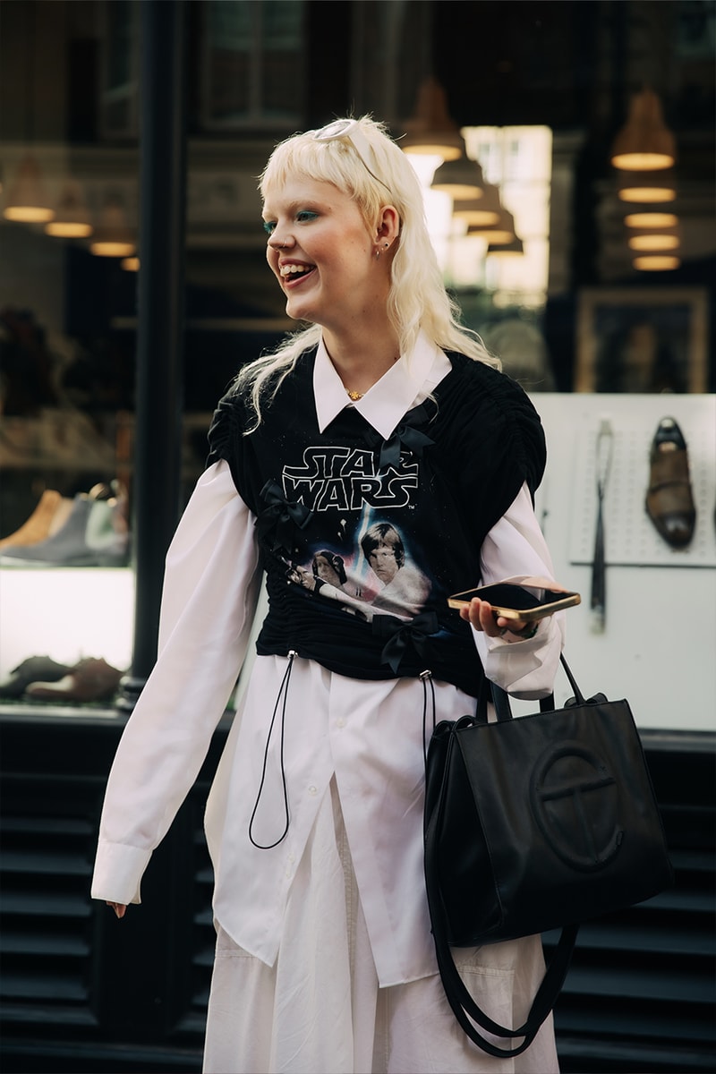 London Fashion Week Street Style SS25 mains simone rocha crocs burberry jw anderson