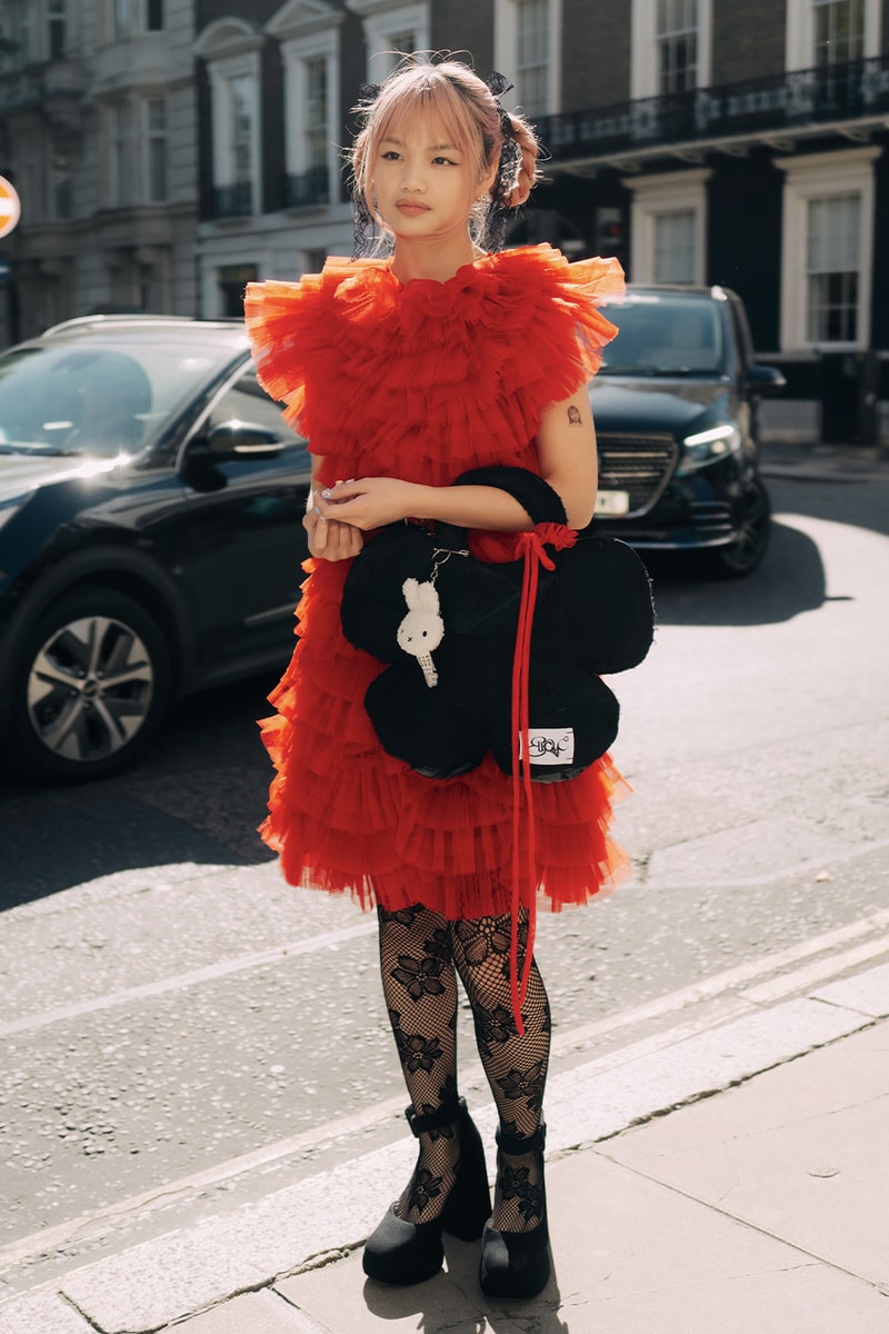 London Fashion Week Street Style SS25 mains simone rocha crocs burberry jw anderson