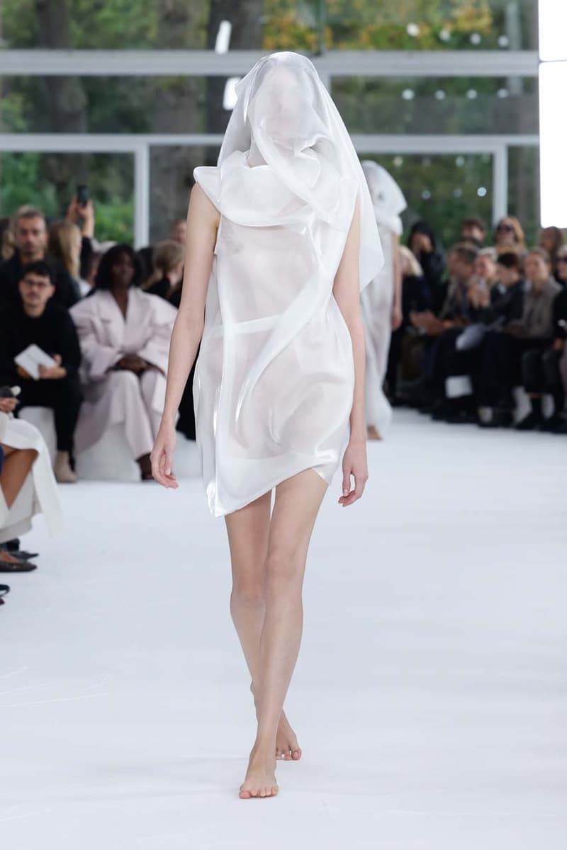 issey miyake paris fashion week the beauty of paper runway collection inspirations japanese washi history photos looks