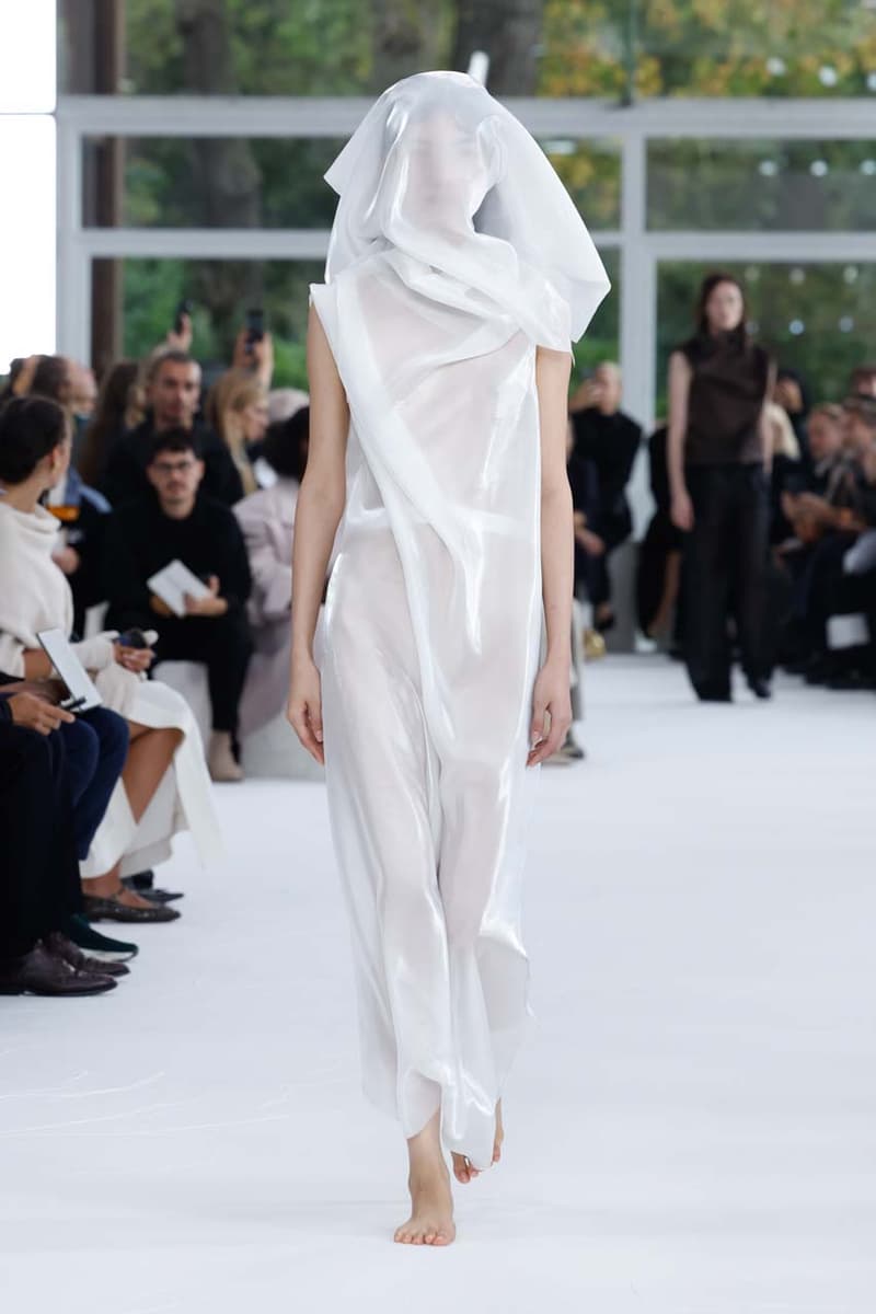 issey miyake paris fashion week the beauty of paper runway collection inspirations japanese washi history photos looks