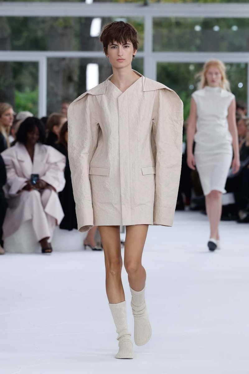 issey miyake paris fashion week the beauty of paper runway collection inspirations japanese washi history photos looks
