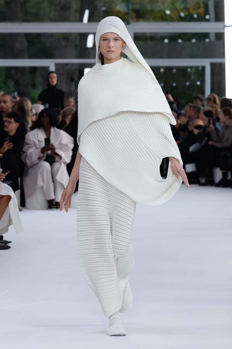 issey miyake paris fashion week the beauty of paper runway collection inspirations japanese washi history photos looks