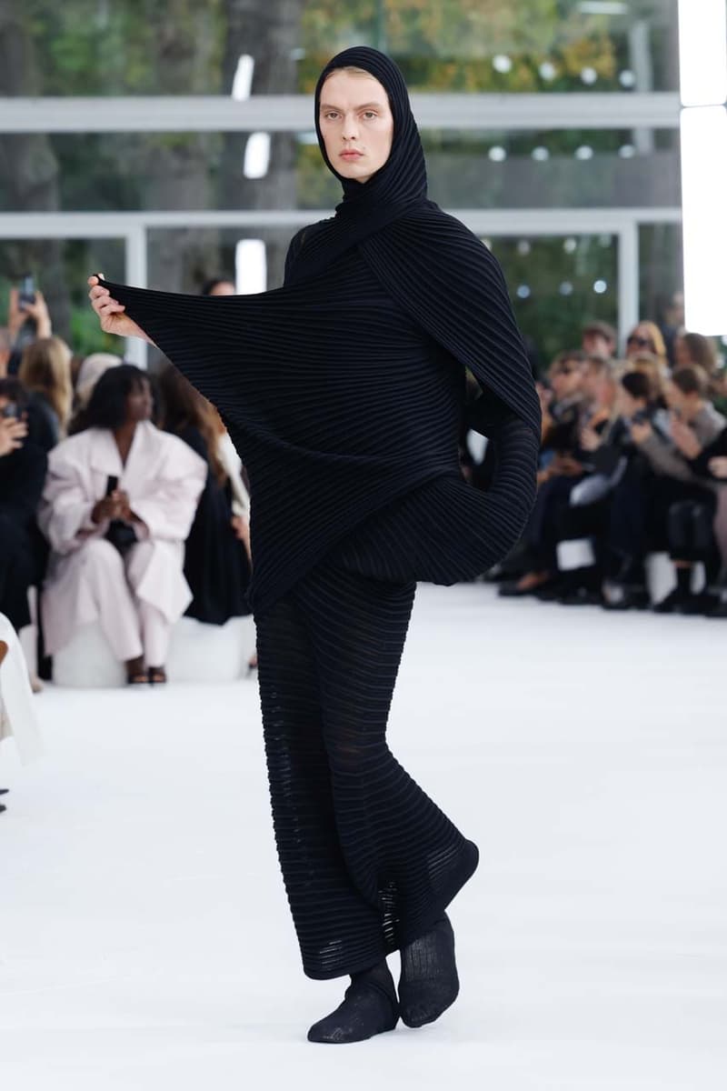 issey miyake paris fashion week the beauty of paper runway collection inspirations japanese washi history photos looks