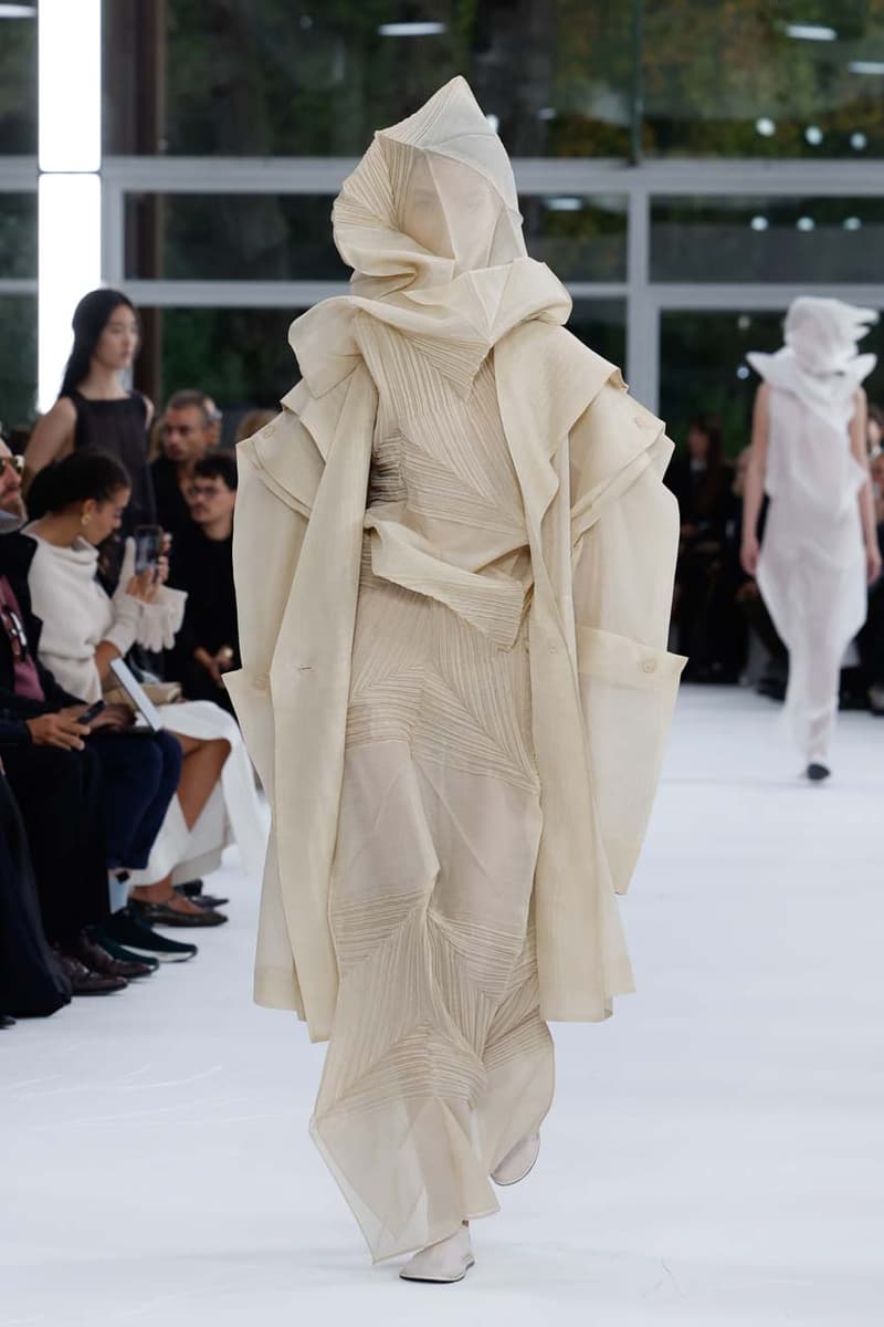 issey miyake paris fashion week the beauty of paper runway collection inspirations japanese washi history photos looks