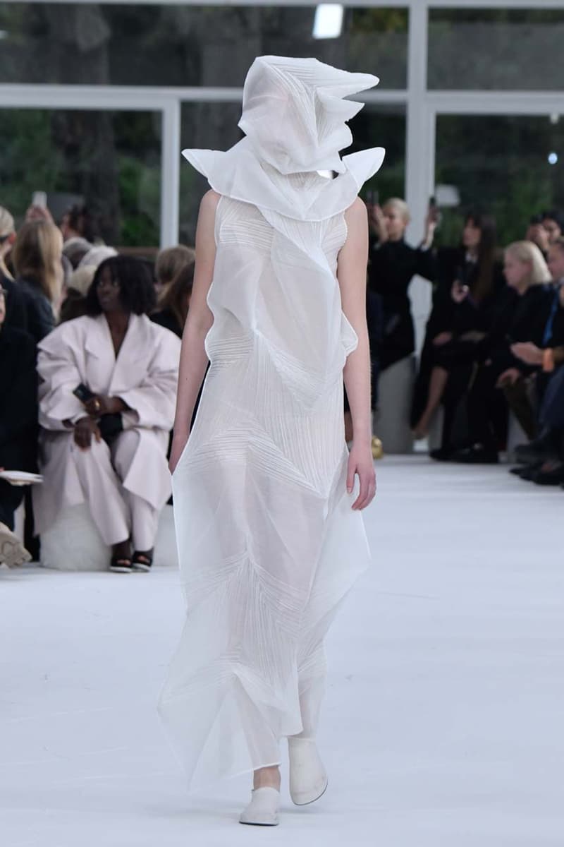 issey miyake paris fashion week the beauty of paper runway collection inspirations japanese washi history photos looks