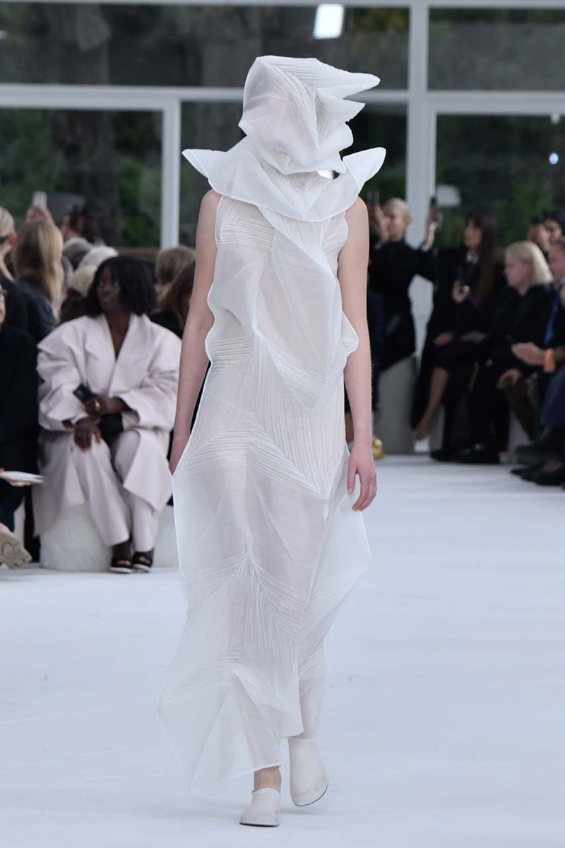 issey miyake paris fashion week the beauty of paper runway collection inspirations japanese washi history photos looks