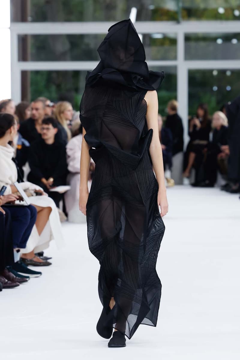 issey miyake paris fashion week the beauty of paper runway collection inspirations japanese washi history photos looks