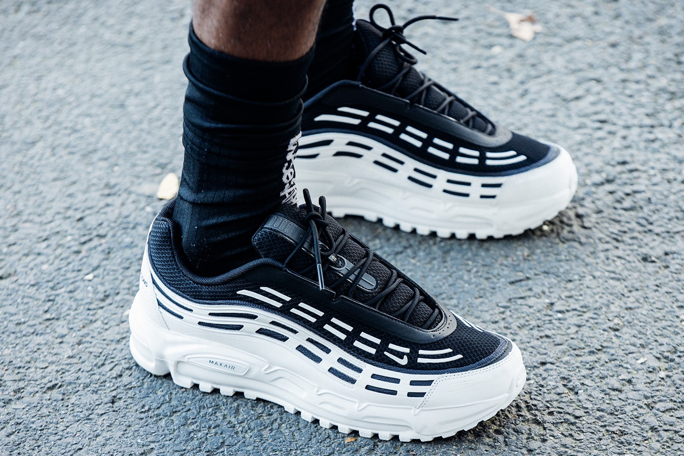 Xu hướng giày dép tốt nhất tại Tuần lễ thời trang Paris SS25 supreme nike adidas asics cecilie bahnsen comme des garcons new balance merrell marvel