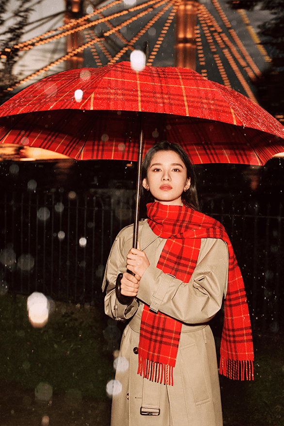 Burberry Eberechi Winter 2024 Outerwear Campaign menswear womenswear daniel lee london little simz Barry Keoghan Cara Delevingne cole palmer Eberechi Eze Olivia Colman Zhang Jingyi