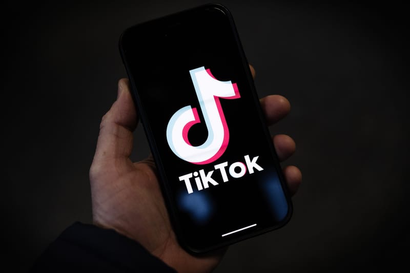 TikTok сокращает сотни рабочих мест в рамках перехода к модерации контента с помощью искусственного интеллекта