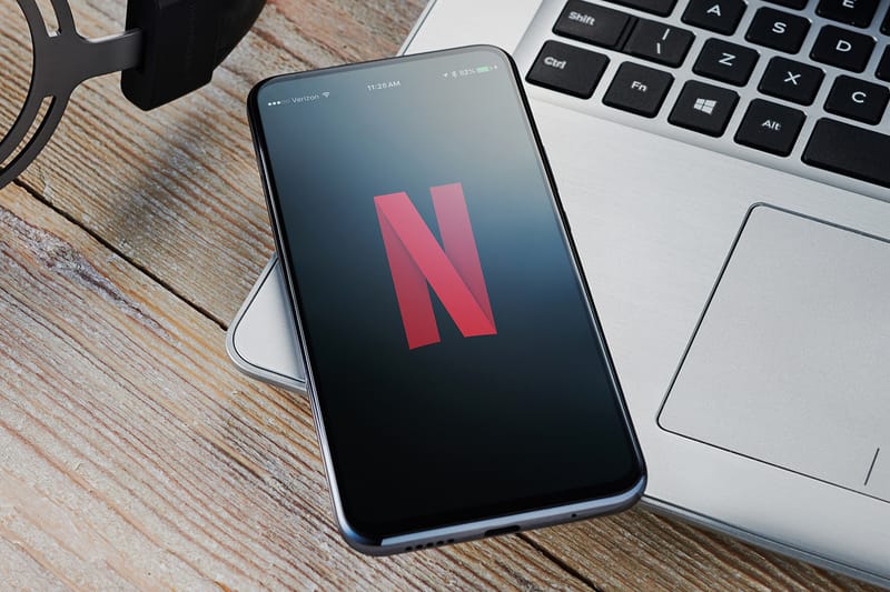 Netflix прогнозирует рост выручки на 11% до как минимум 43 миллиардов долларов США