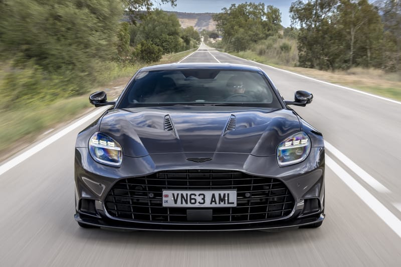 Aston Martin Vanquish: в эпоху гибридов V12 устарели?