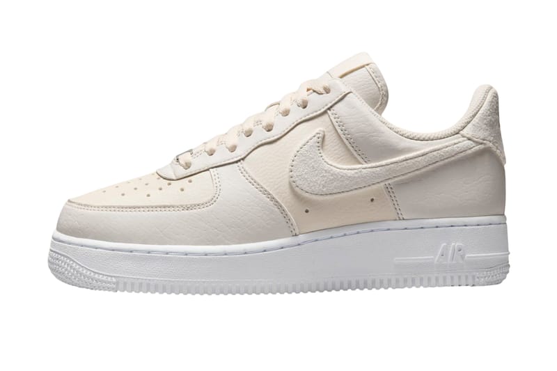 Nike слегка усовершенствовал модель Air Force 1 Low Next Nature «Кокосовое молоко» с помощью замши