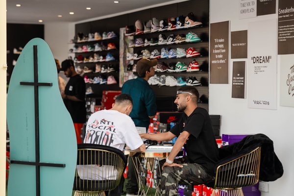 market outside the box etisalat motb shopping fair dubai design district vintage retro thrifting nissan shisedo food vendor talabat dance music entertainment 