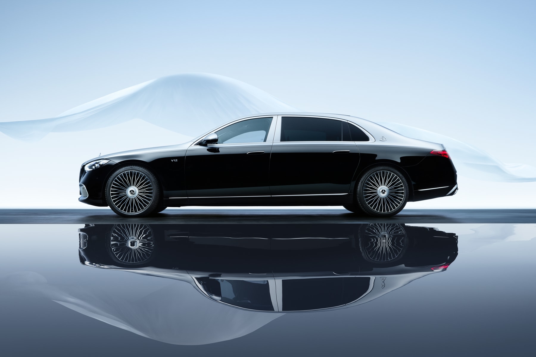 mercedes-maybach s-class mercedes sedan z 223 680 mbux infotainment project maybach v12 engine chauffeur driving experience luxury automotive car oled central display haute voiture Robbe & Berking