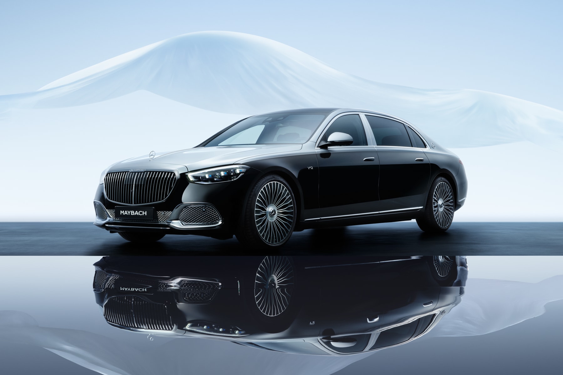 mercedes-maybach s-class mercedes sedan z 223 680 mbux infotainment project maybach v12 engine chauffeur driving experience luxury automotive car oled central display haute voiture Robbe & Berking