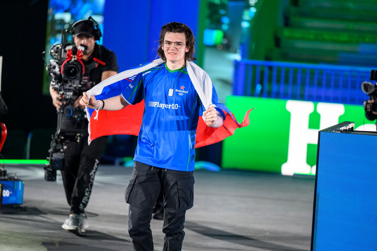 Max Verstappen Heineken Player 0.0 global gaming competition madrid final gamergy sim racing winner Jernej Dovžan 