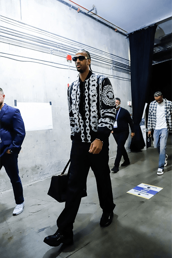 Alexandre Sarr Versace Campanha Entrevista - basquete, óculos e biggie