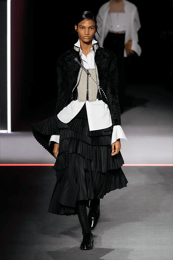 Dior Thu Đông 2025: "Cổ điển" đi cùng với "hiện đại"? Hinh anh 6: Dior Thu Dong 2025: "Co dien" di cung voi "hien dai"?