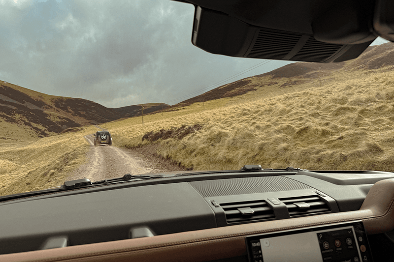 Teste Prático com o Land Rover Defender OCTA 2025