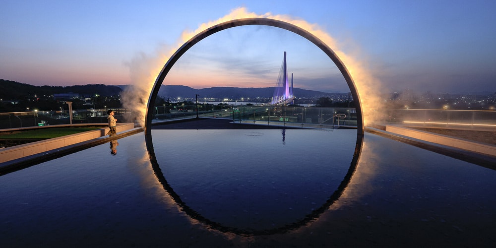 'Arc ZERO: Eclipse' Brings Mist and Light Installation to Seoul's Skyline