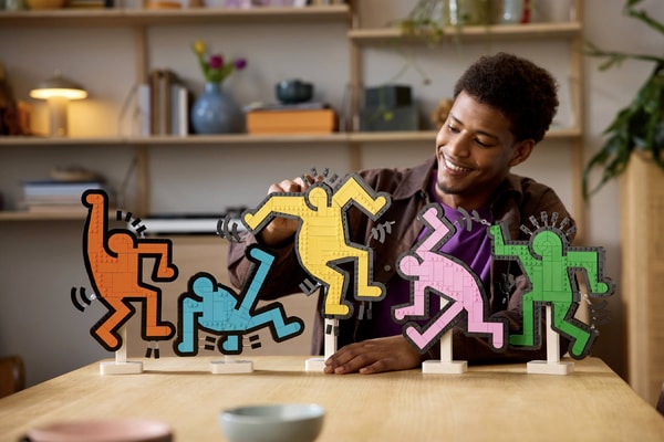 LEGO art Keith Haring Dancing Figures 31216 Release Info